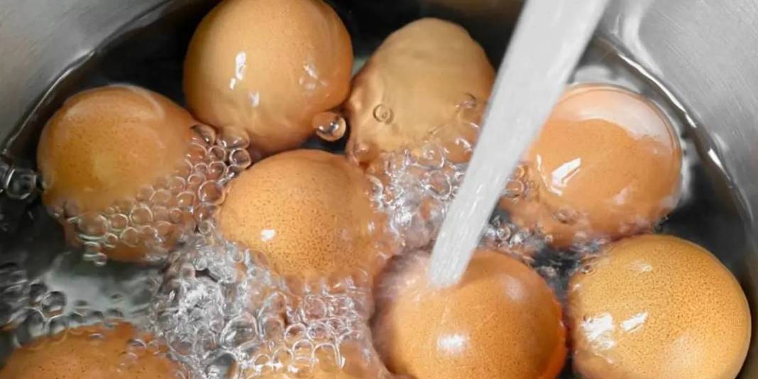 Yumurtayı haşladıktan sonra herkes aynı hatayı yapıyor! Kabuğu kolay soysa da dokusunu ve lezzetini bozuyor 3